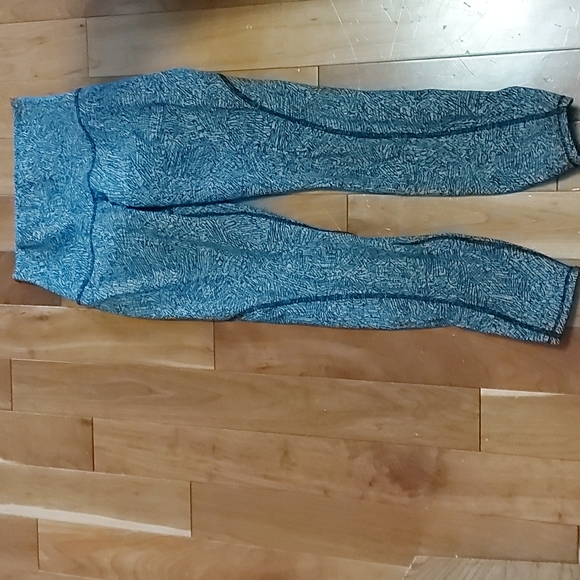 Beautiful lululemon bottoms - Picture 2 of 5